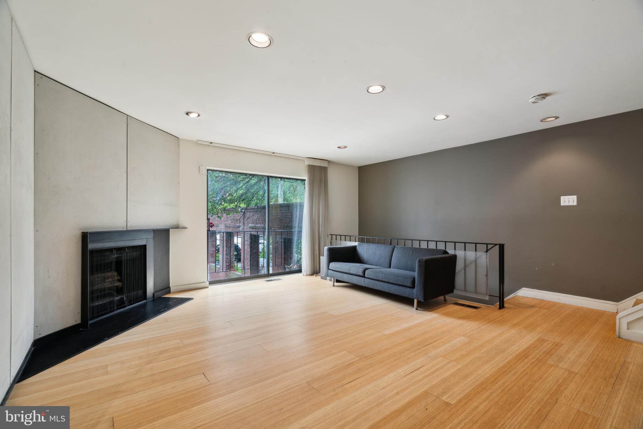 2213-25 Race St #202