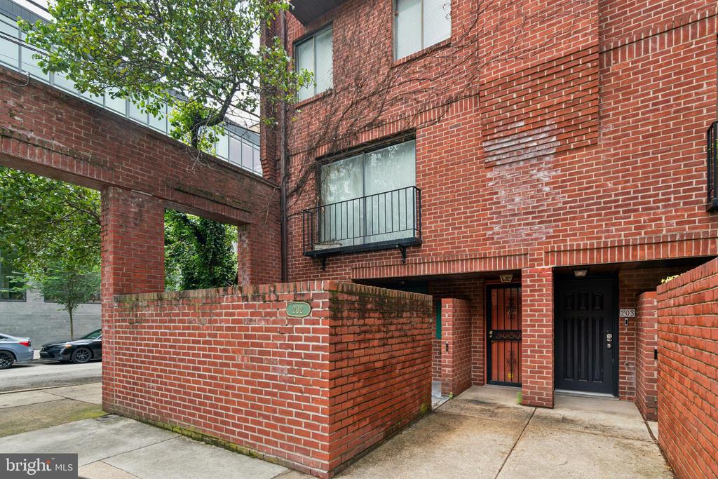 2213-25 Race St #202
