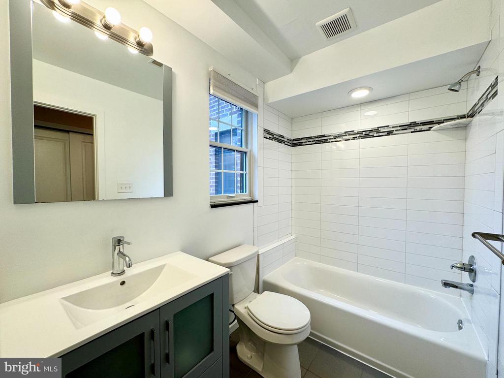 1014 E MOYAMENSING AVE #3