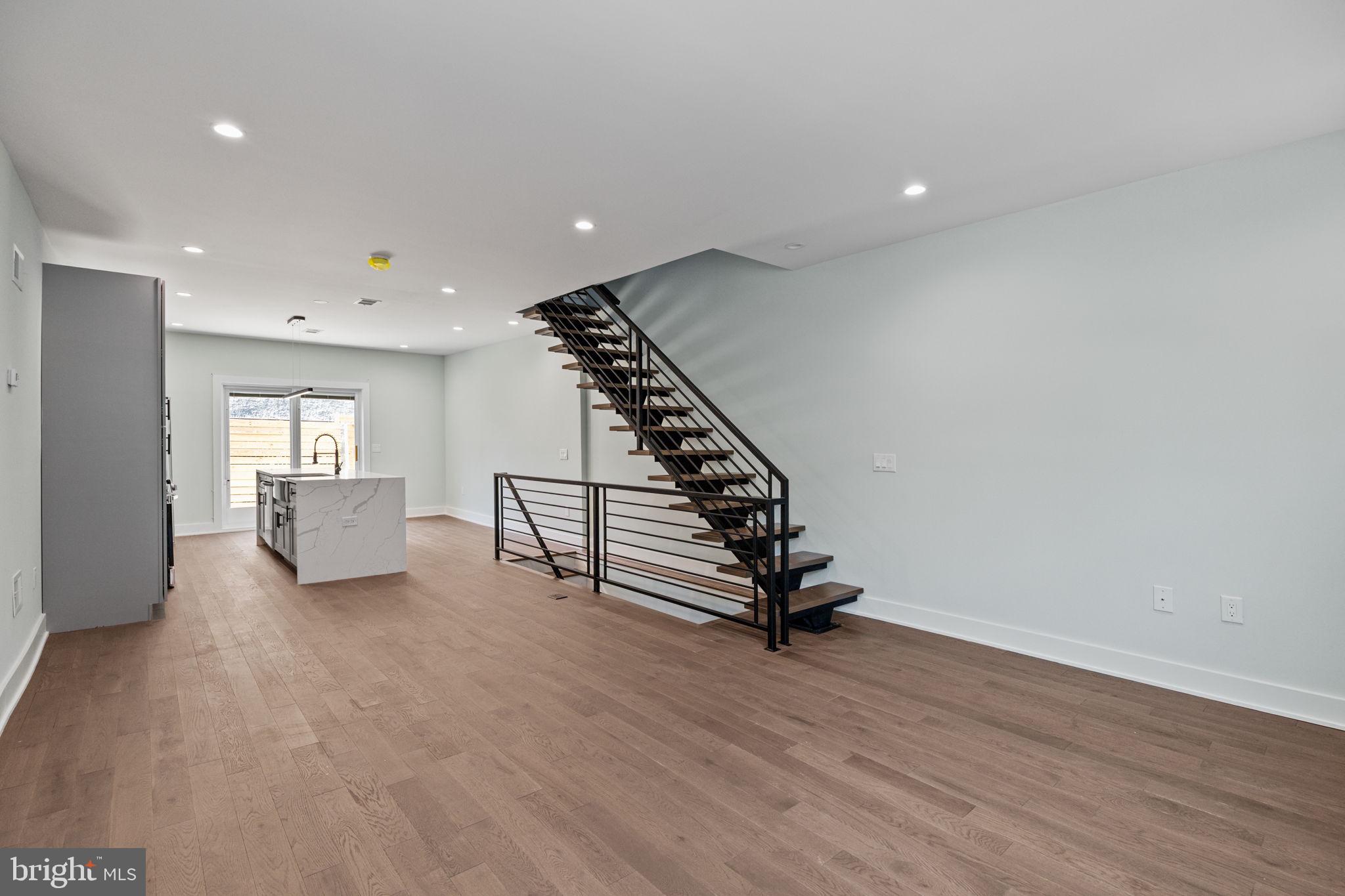 2202 E HUNTINGDON STREET