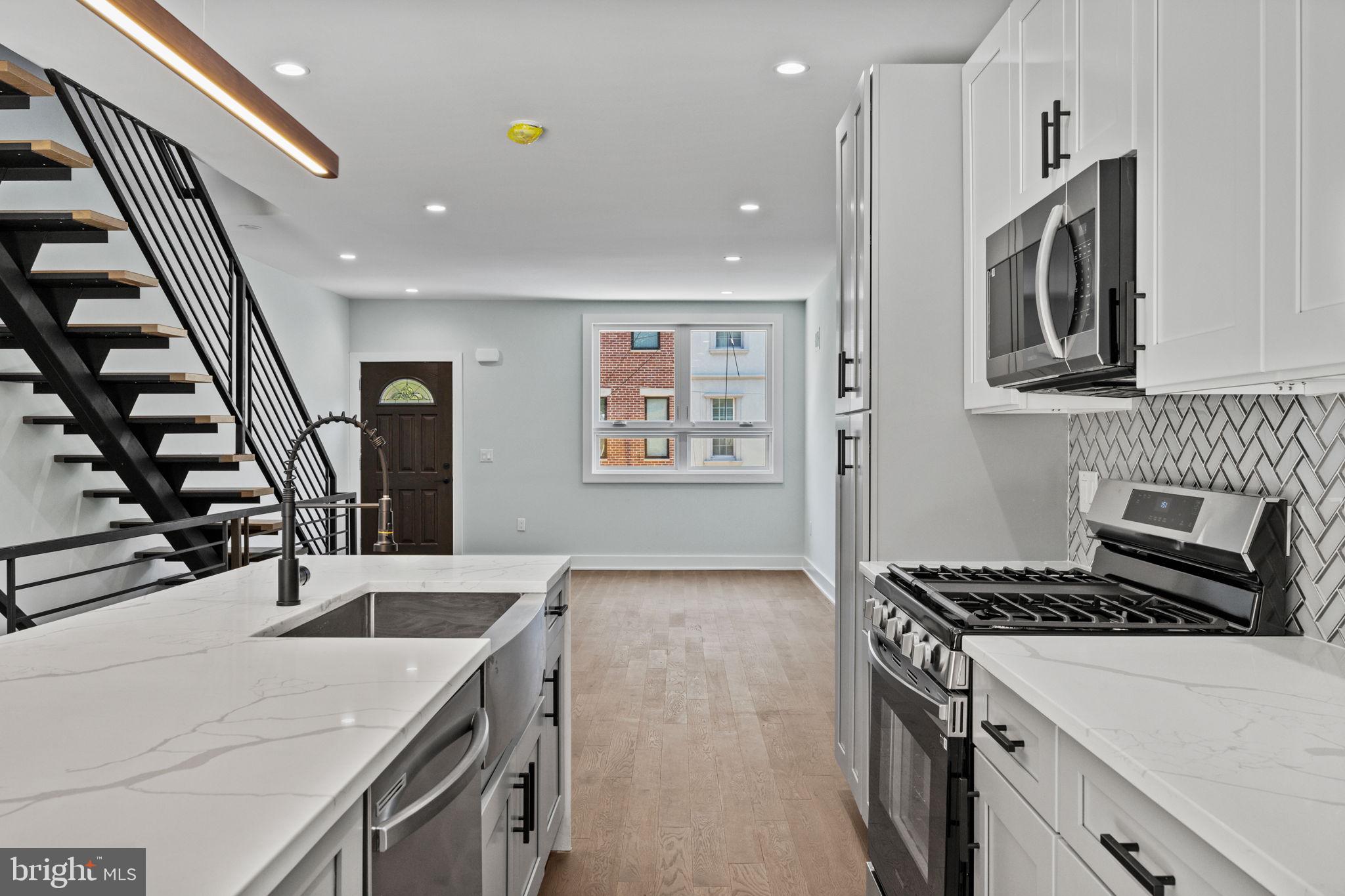 2202 E HUNTINGDON STREET