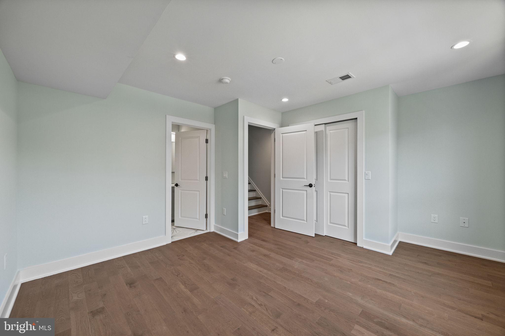 2202 E HUNTINGDON STREET