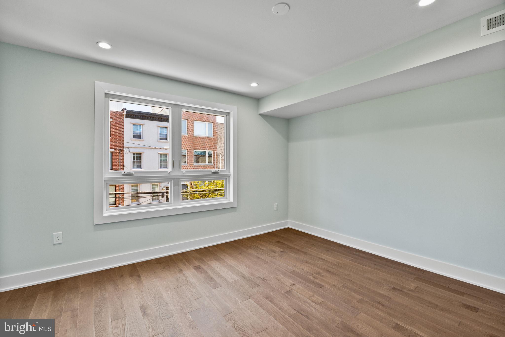 2202 E HUNTINGDON STREET