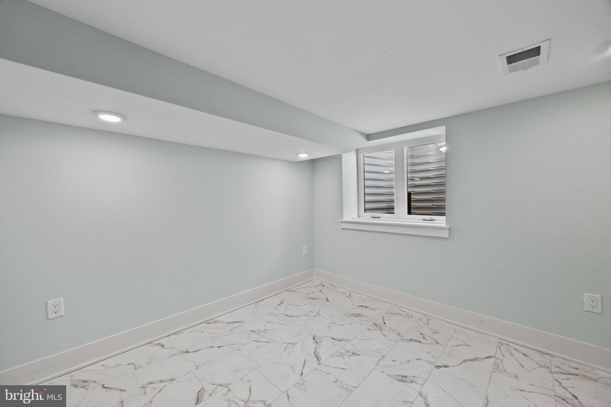 2202 E HUNTINGDON STREET