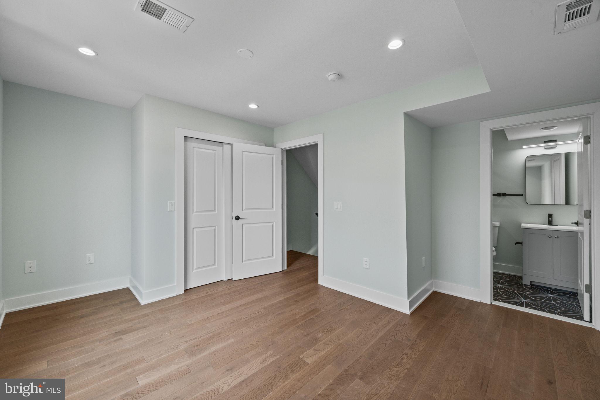 2202 E HUNTINGDON STREET