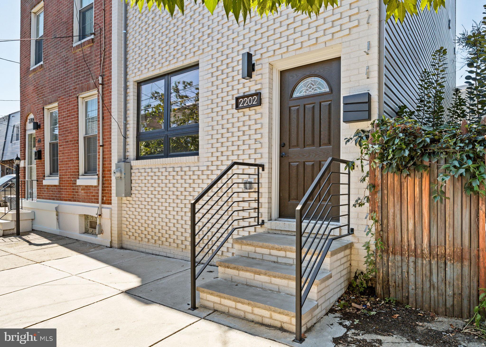 2202 E HUNTINGDON STREET