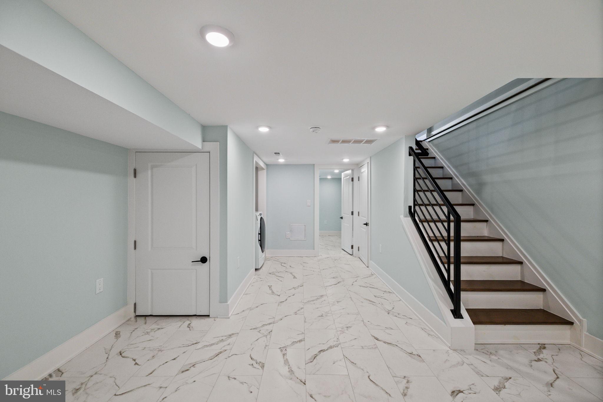 2202 E HUNTINGDON STREET