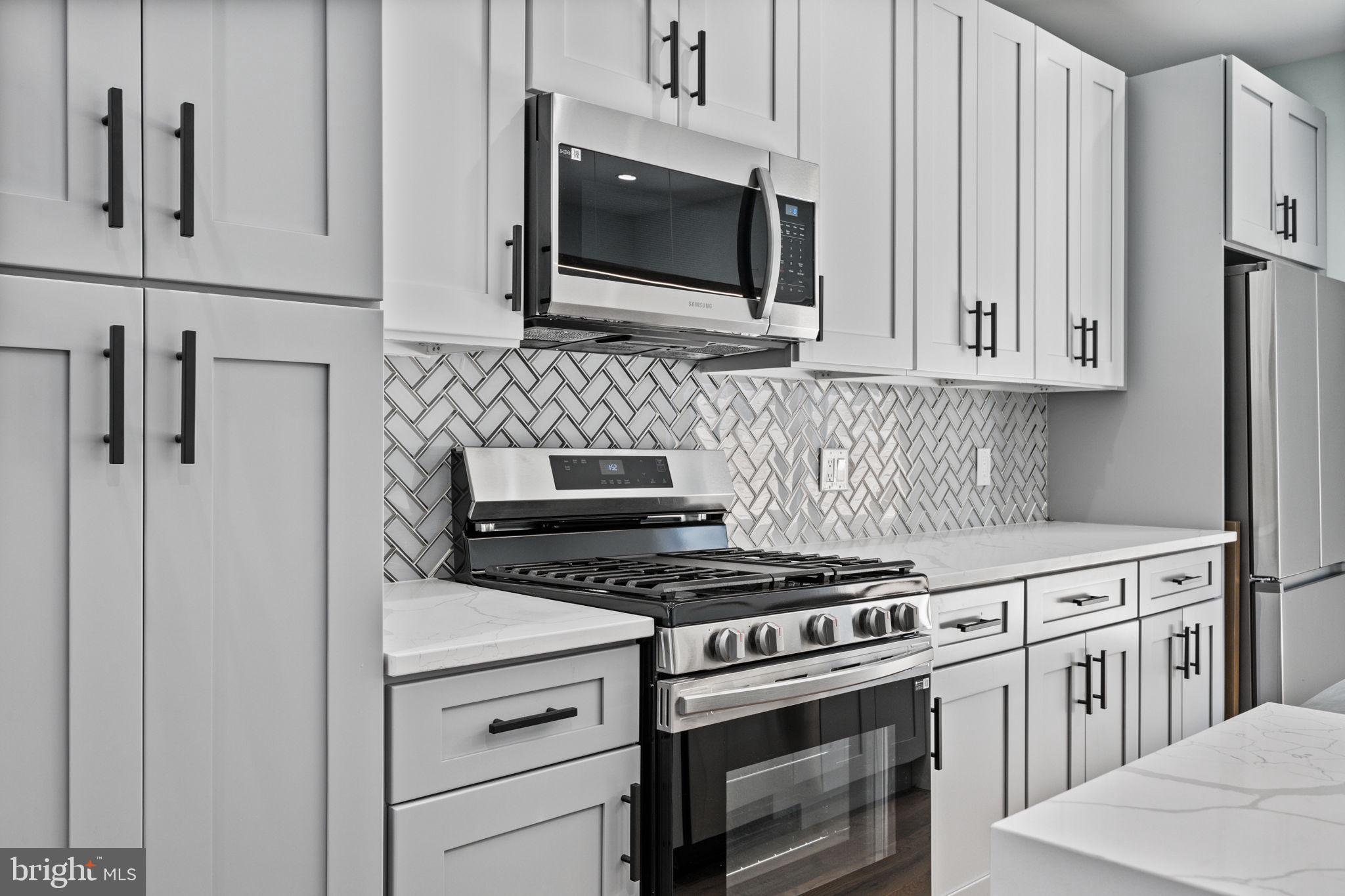 2202 E HUNTINGDON STREET