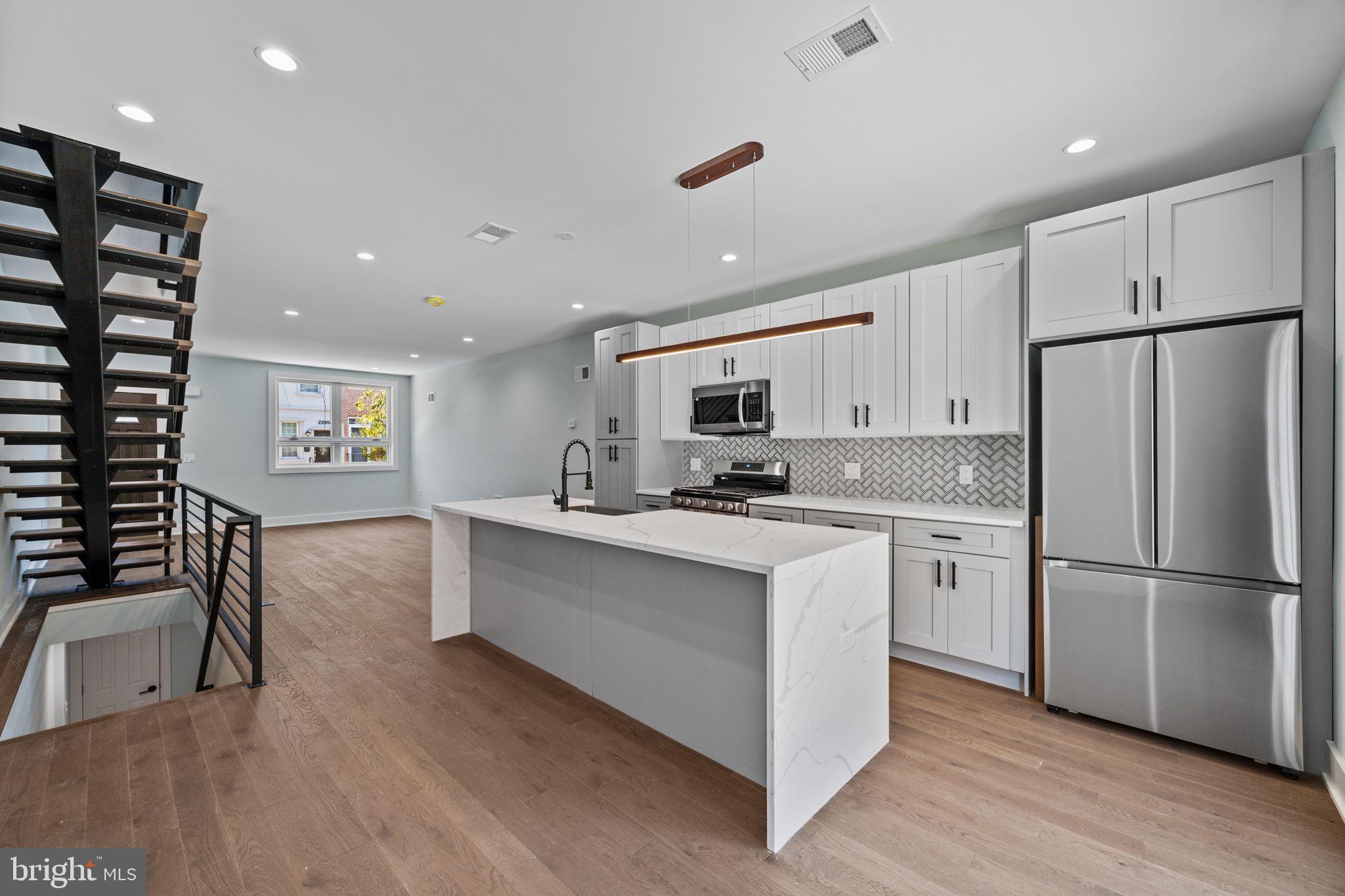 2202 E HUNTINGDON STREET