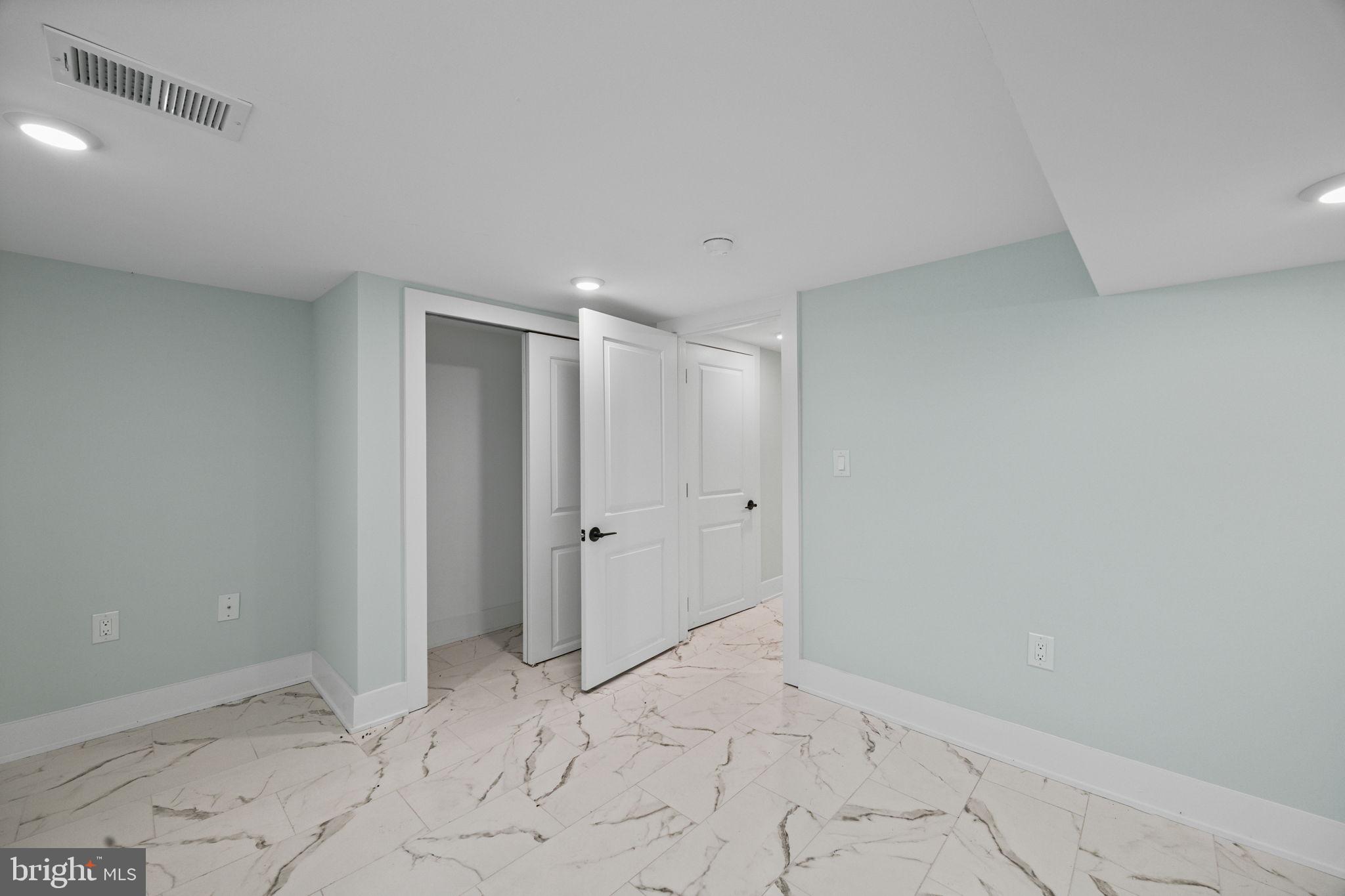 2202 E HUNTINGDON STREET