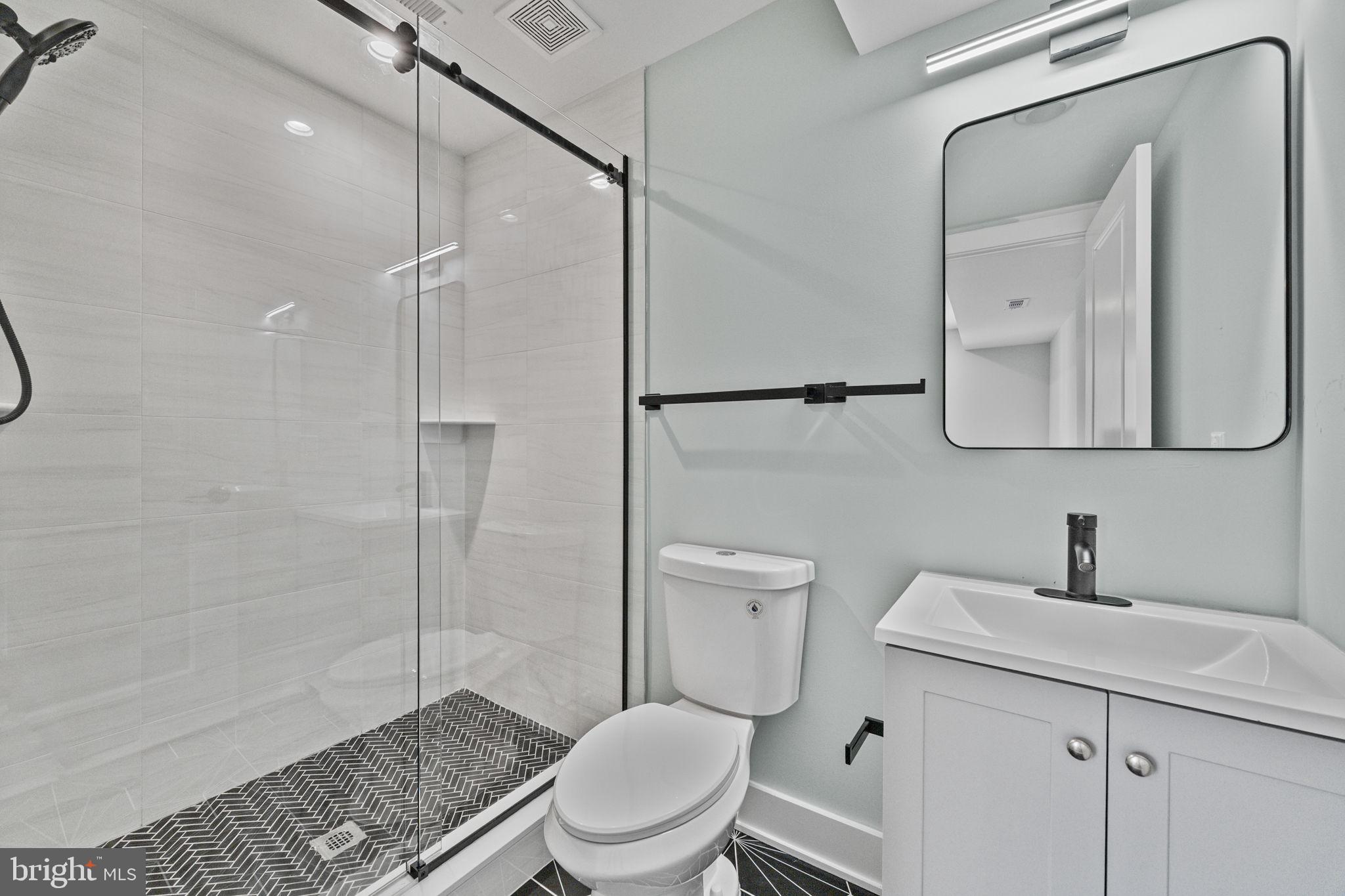 2202 E HUNTINGDON STREET