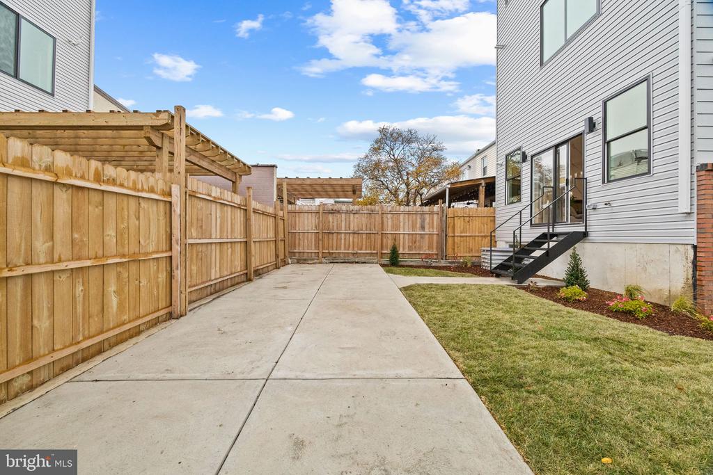 513 SALMON STREET