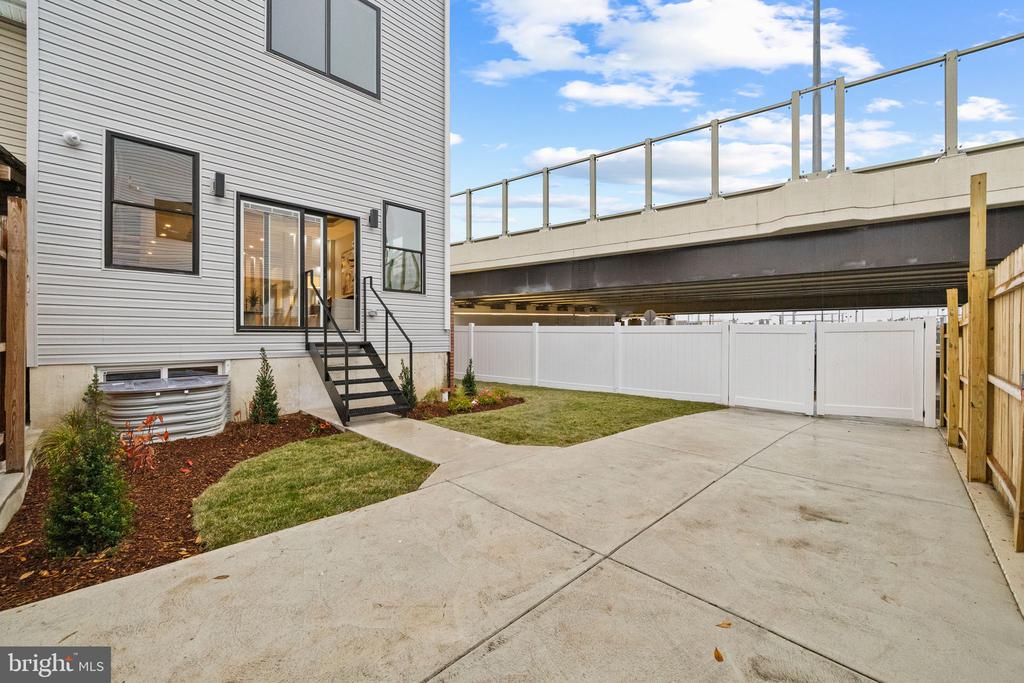513 SALMON STREET