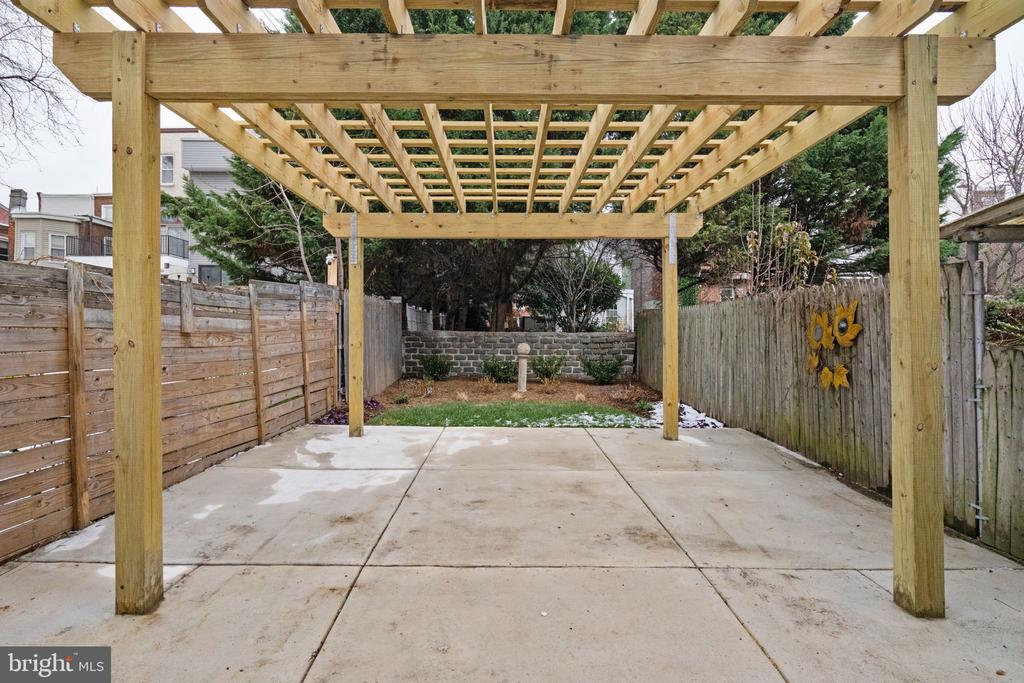 1125 CREASE STREET