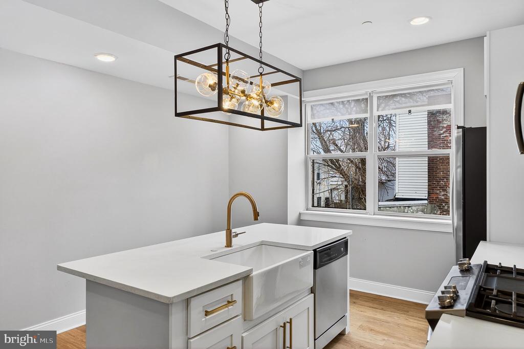 2528 E ALBERT