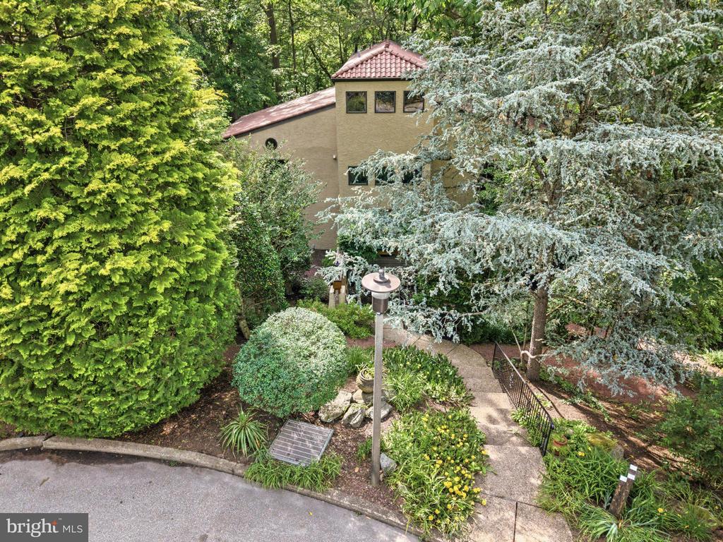 733 CORNELIA PLACE