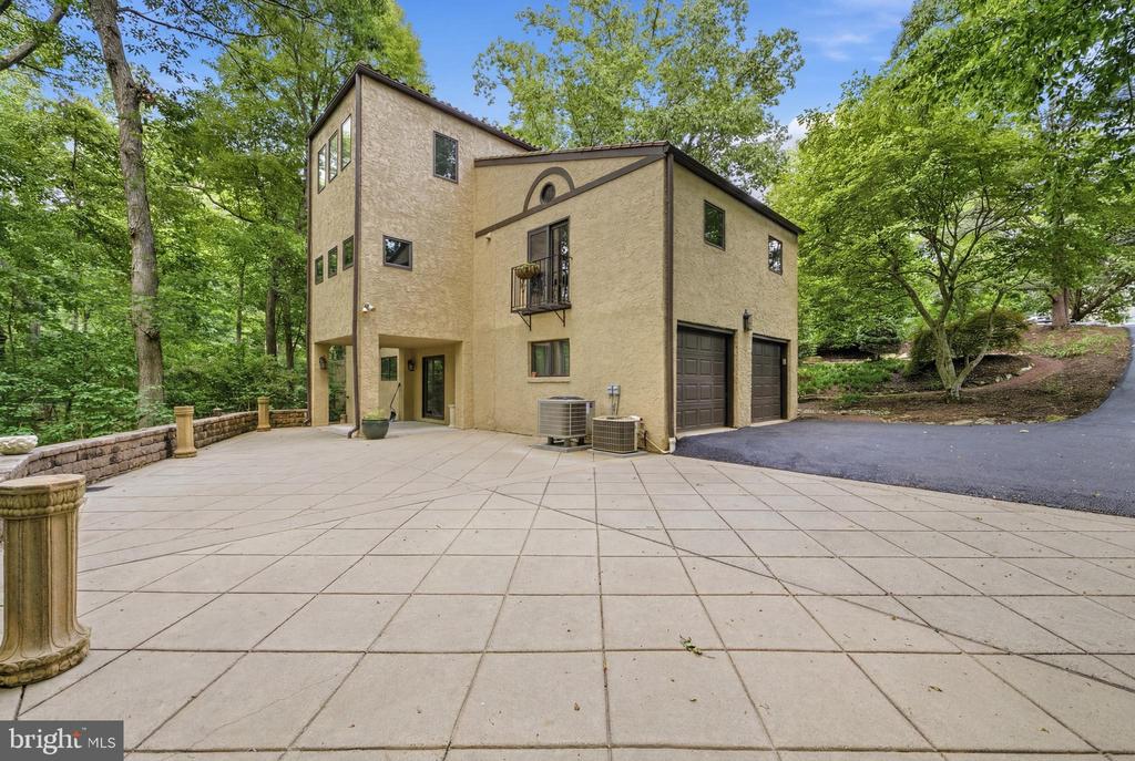 733 CORNELIA PLACE