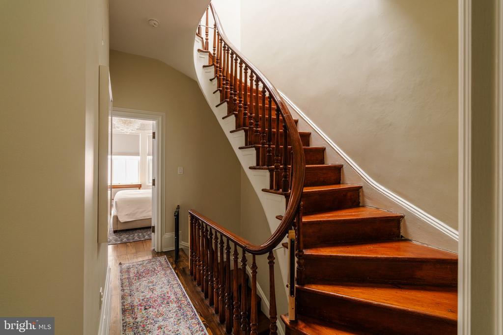 2203 SAINT JAMES PLACE