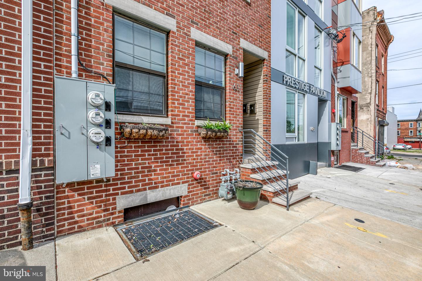 631 W Oxford STREET Unit: 2