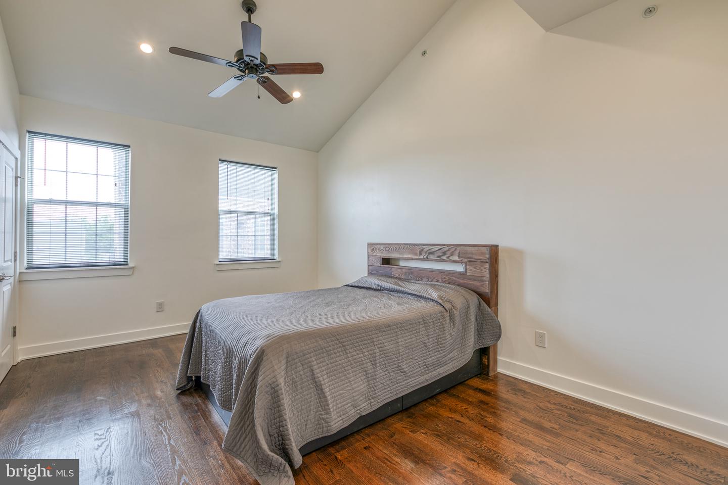 631 W Oxford STREET Unit: 2