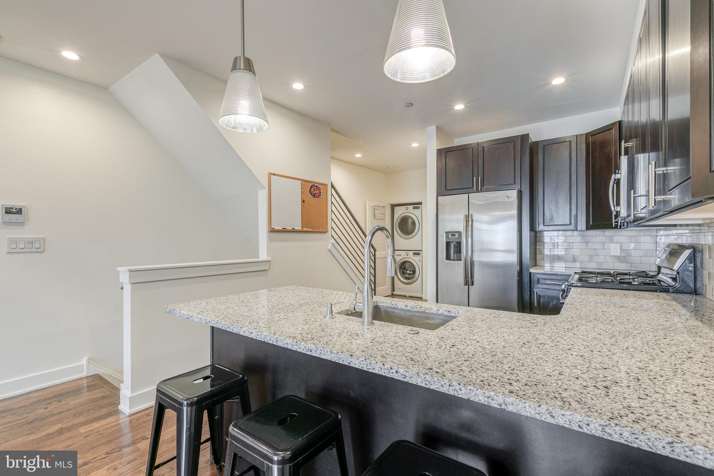 631 W Oxford STREET Unit: 2