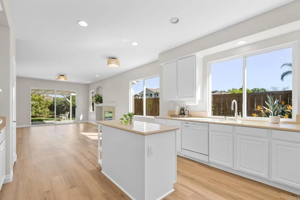 1279 W Vaquero