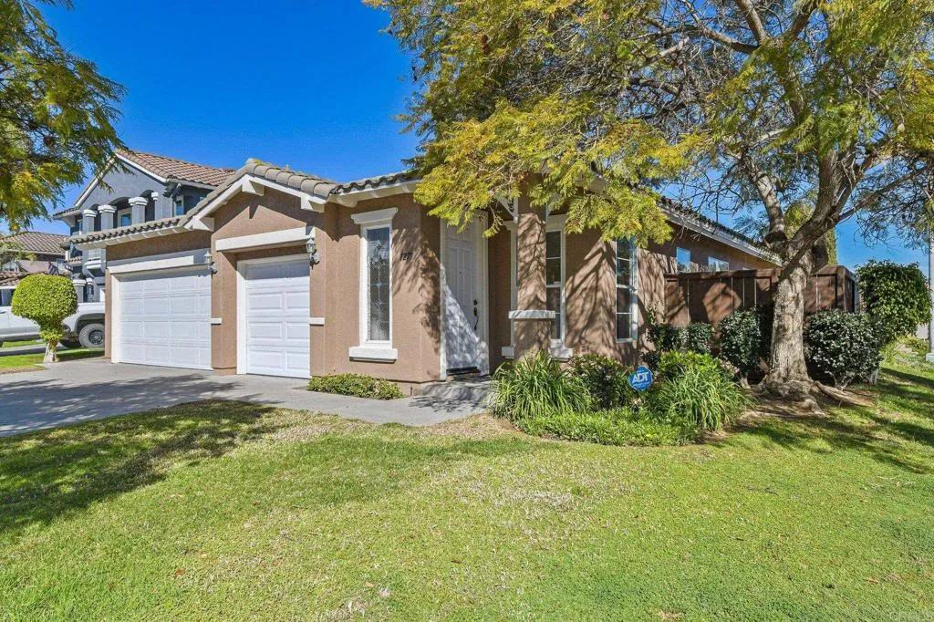 1279 W Vaquero