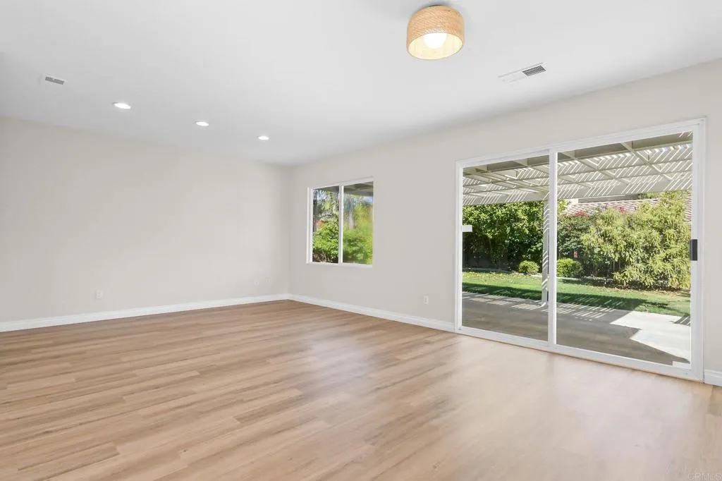 1279 W Vaquero