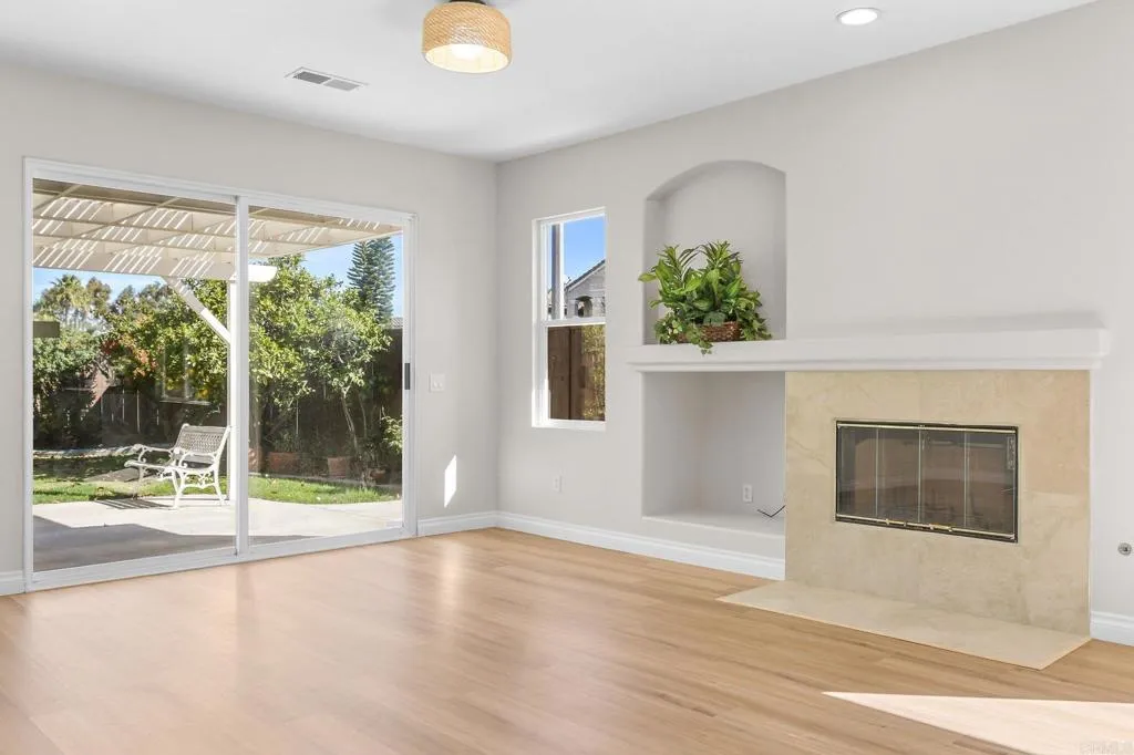 1279 W Vaquero
