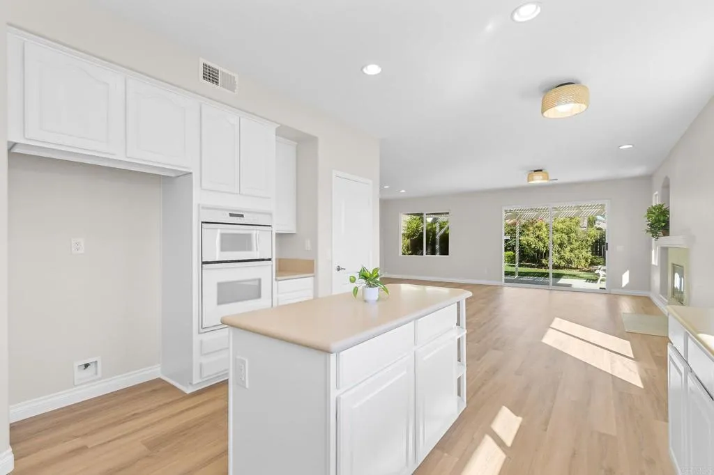 1279 W Vaquero