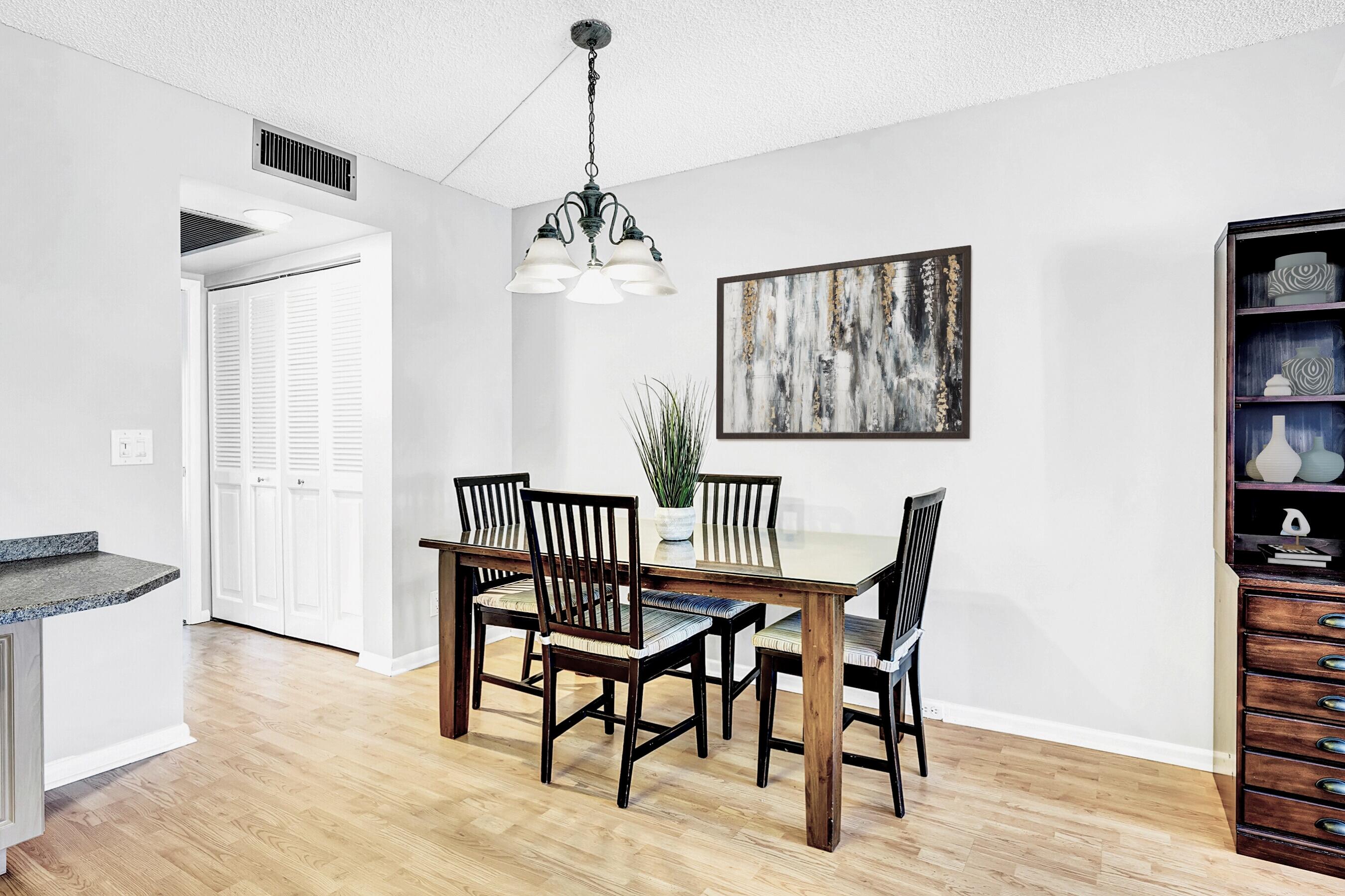 2046 Rexford C