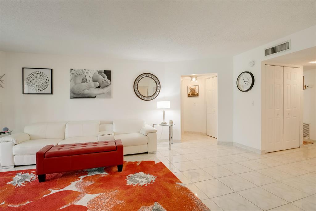 3810 Via Poinciana Unit: 206