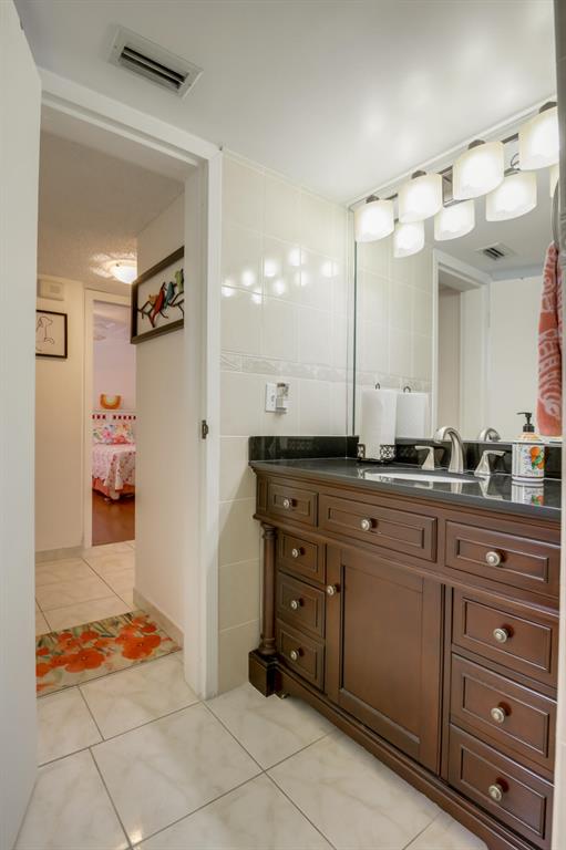 3810 Via Poinciana Unit: 206