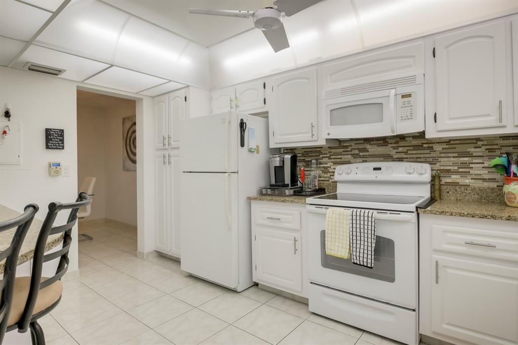 3810 Via Poinciana Unit: 206