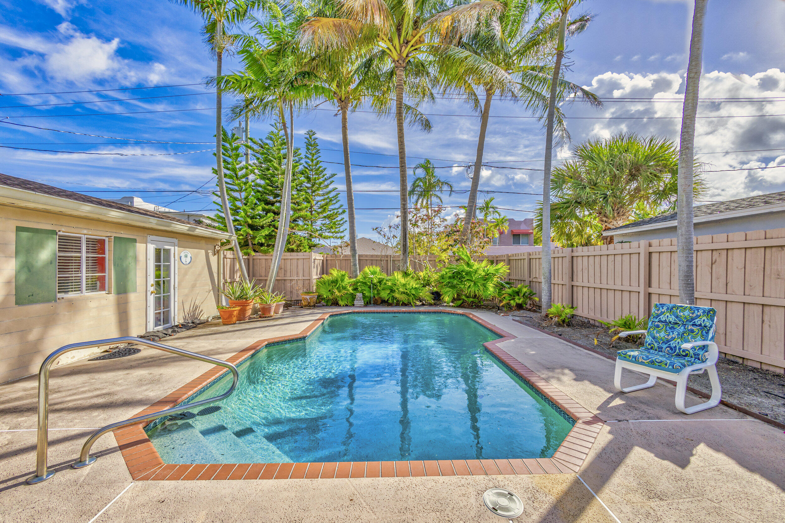 1128 N Palmway