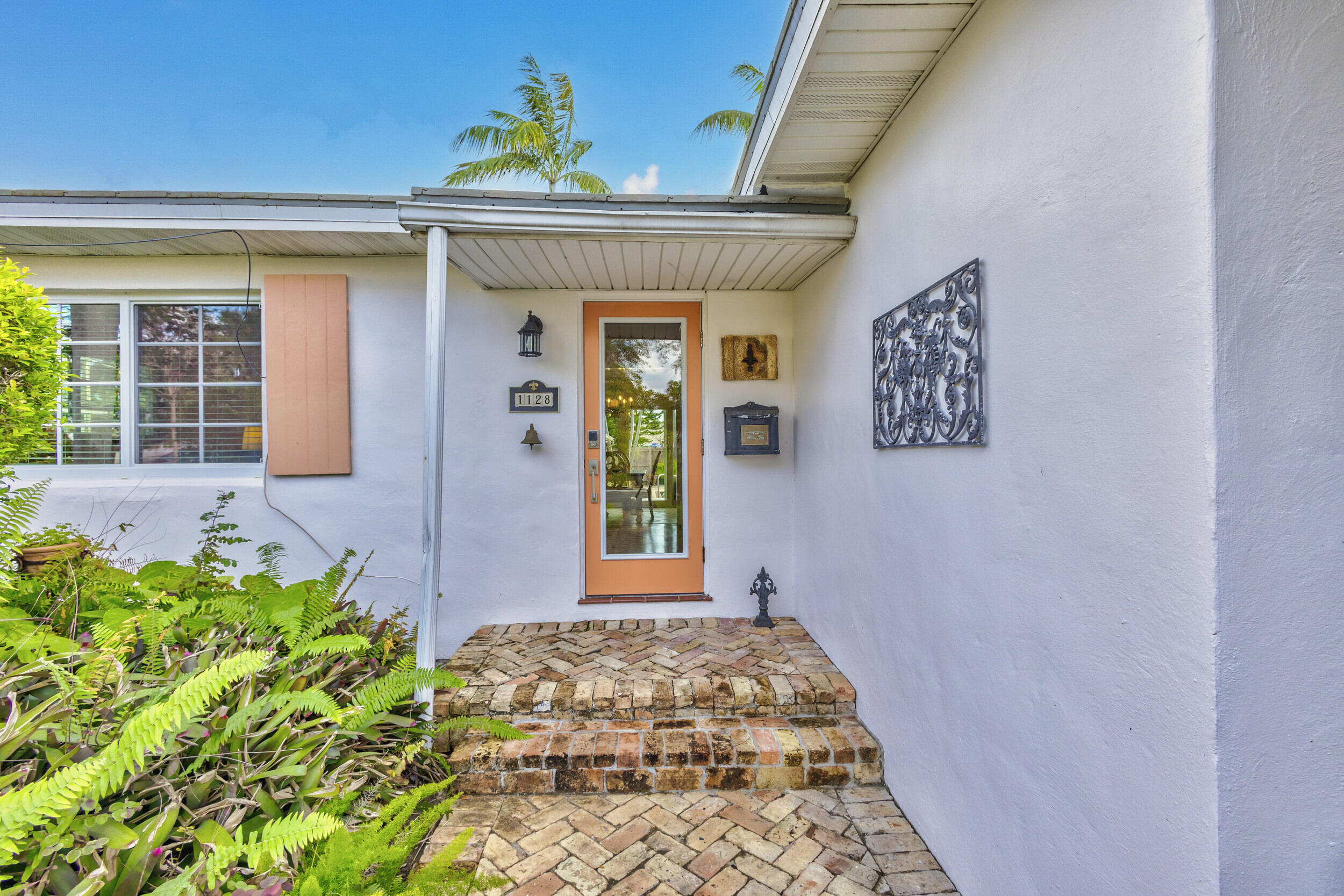 1128 N Palmway