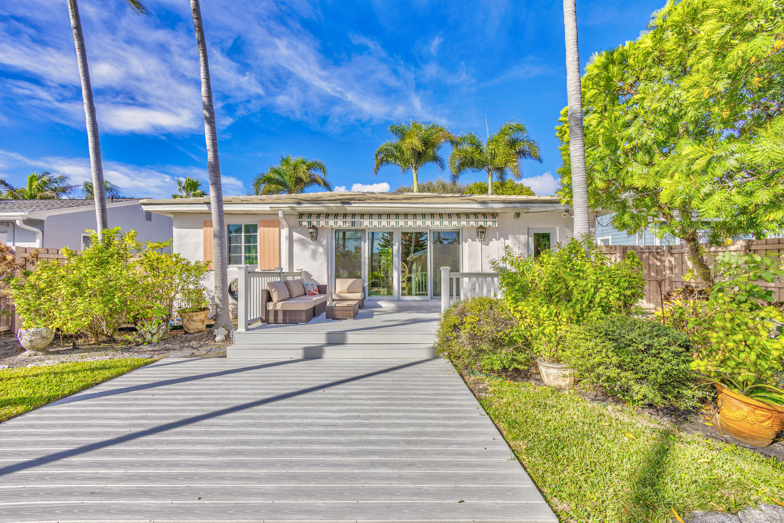 1128 N Palmway