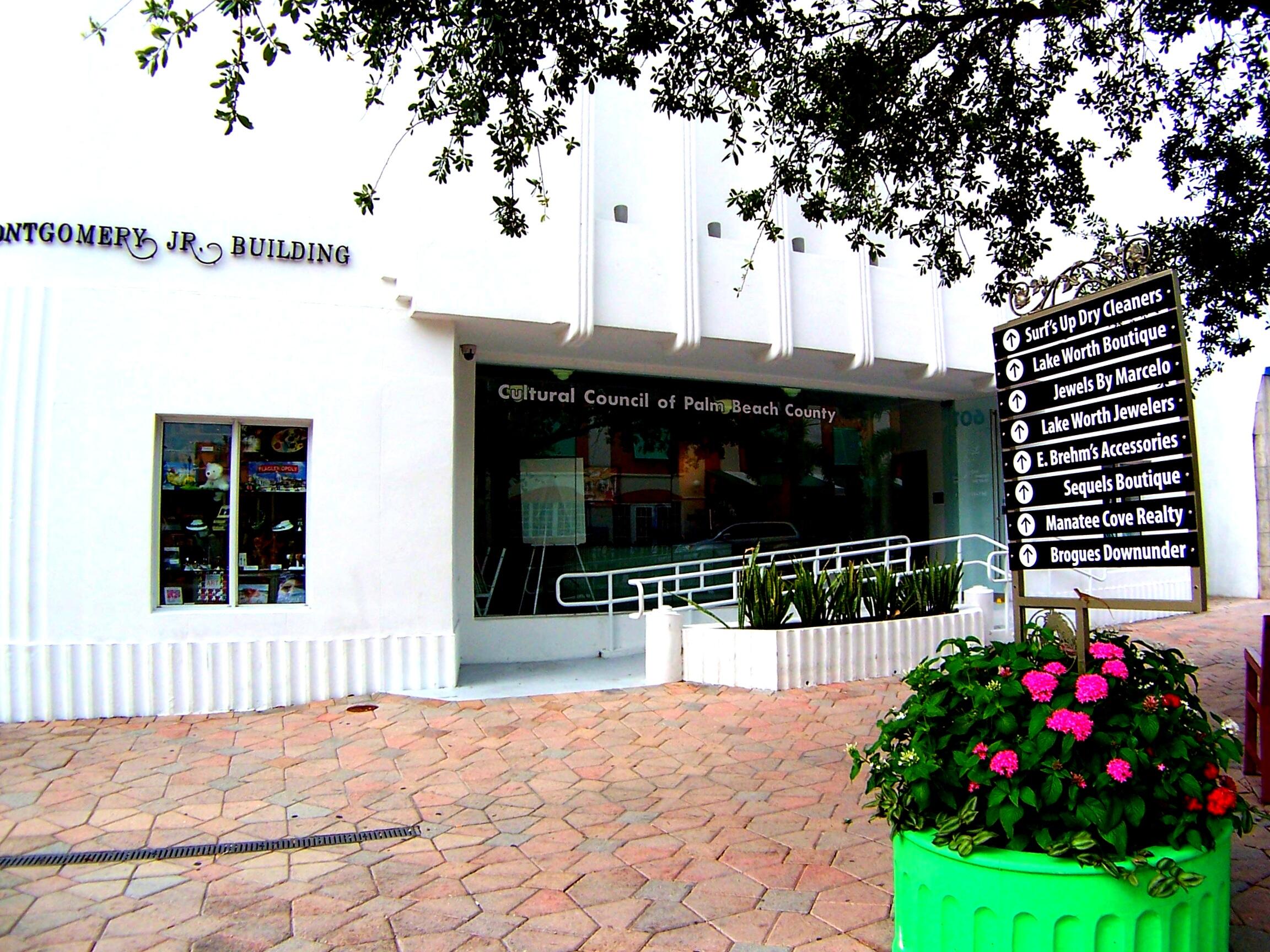 1128 N Palmway