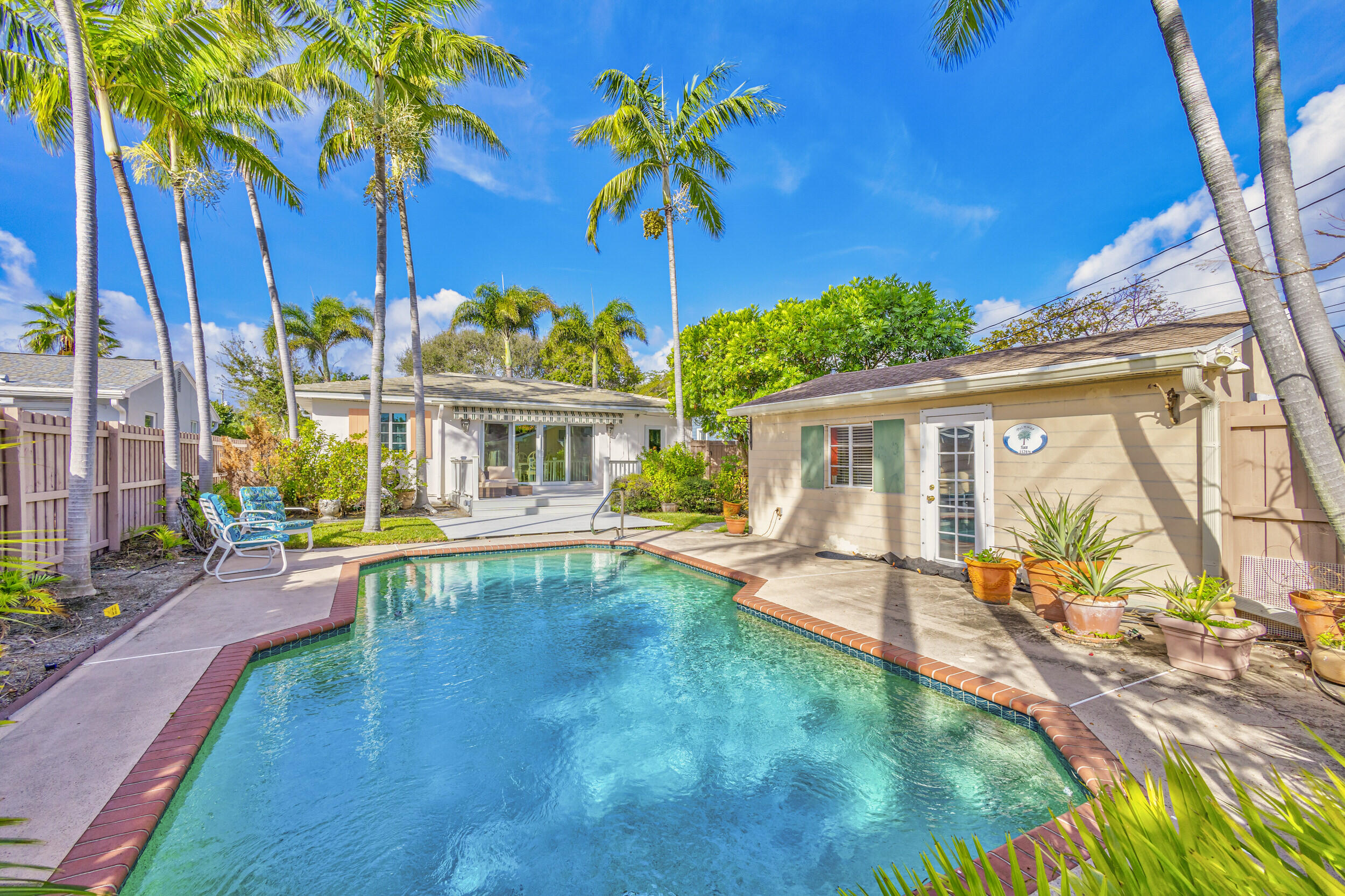 1128 N Palmway