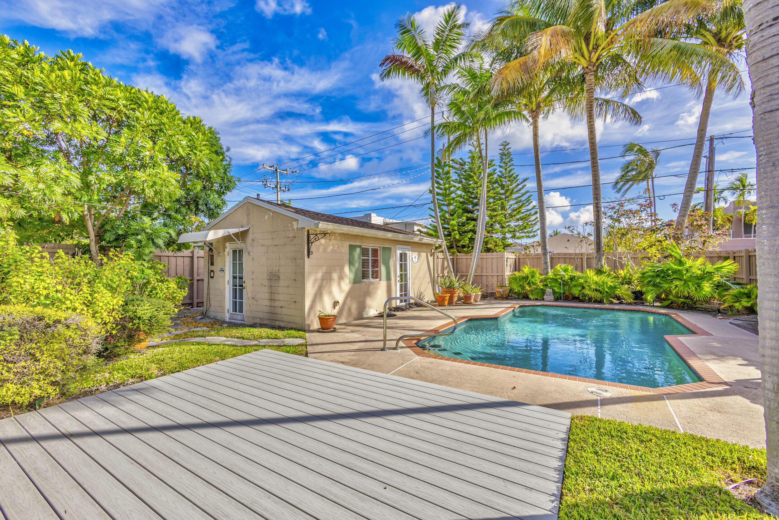 1128 N Palmway