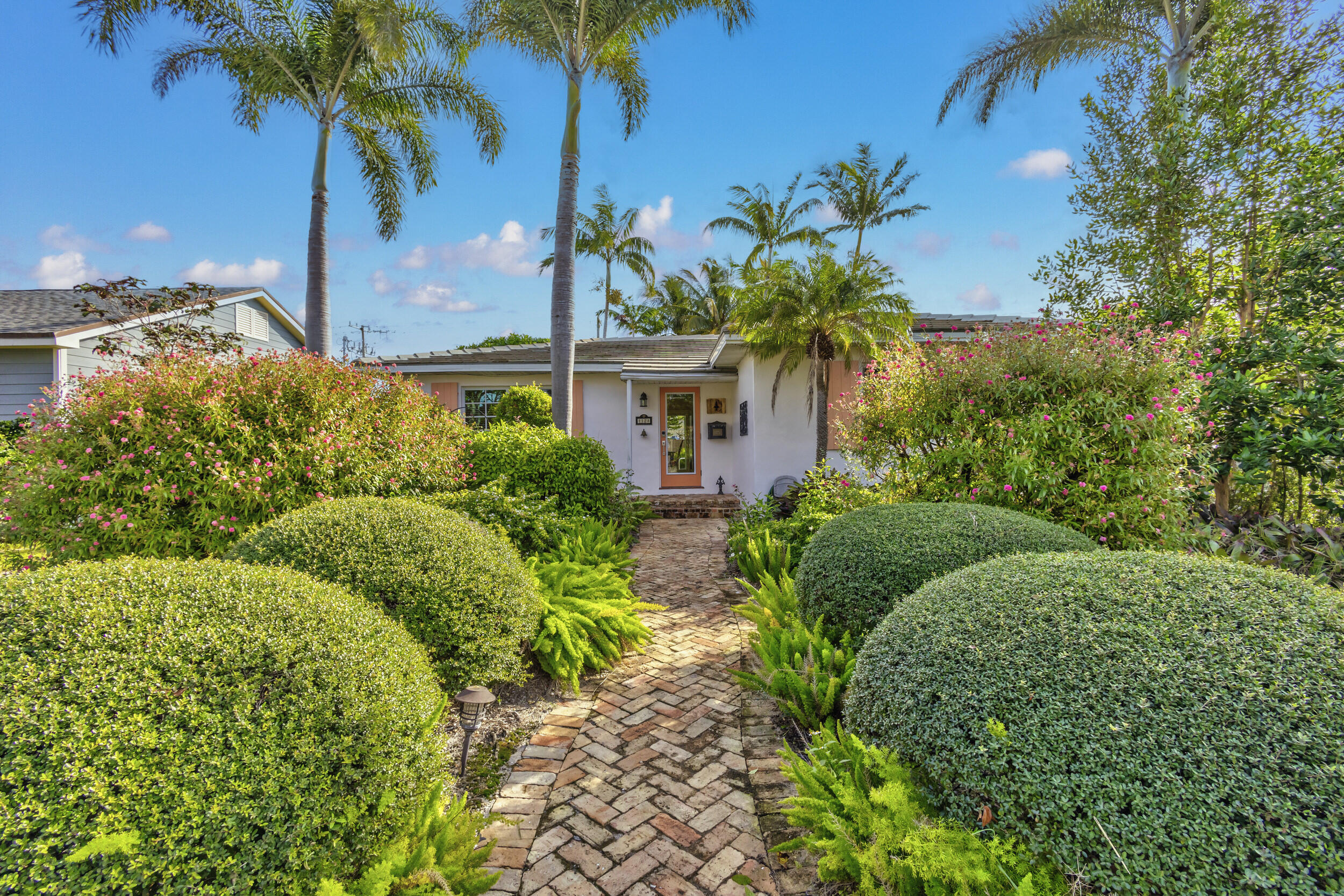 1128 N Palmway
