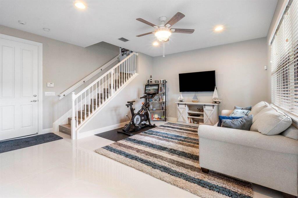 617 Windward Circle N