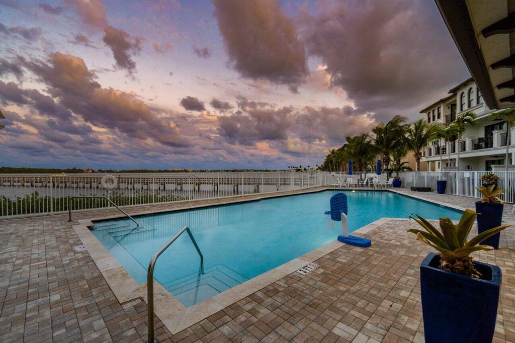 617 Windward Circle N