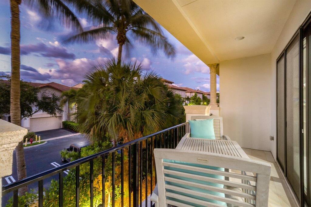 617 Windward Circle N