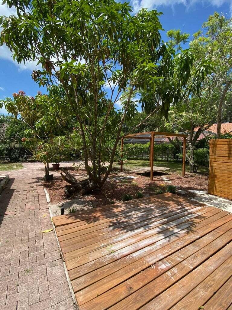 5865 NW 41st Way