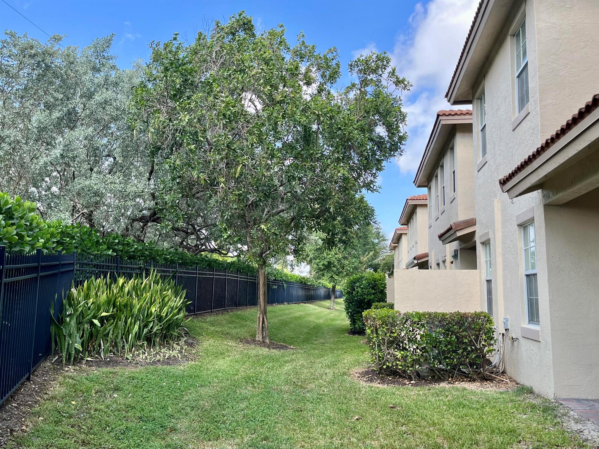 106 S Longport Circle 14a