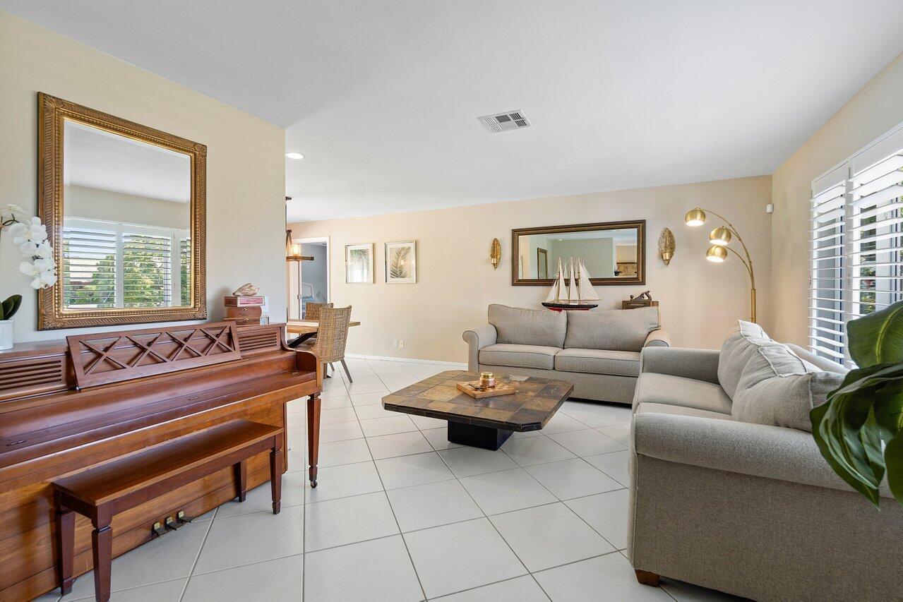 3255 Lakeview Boulevard