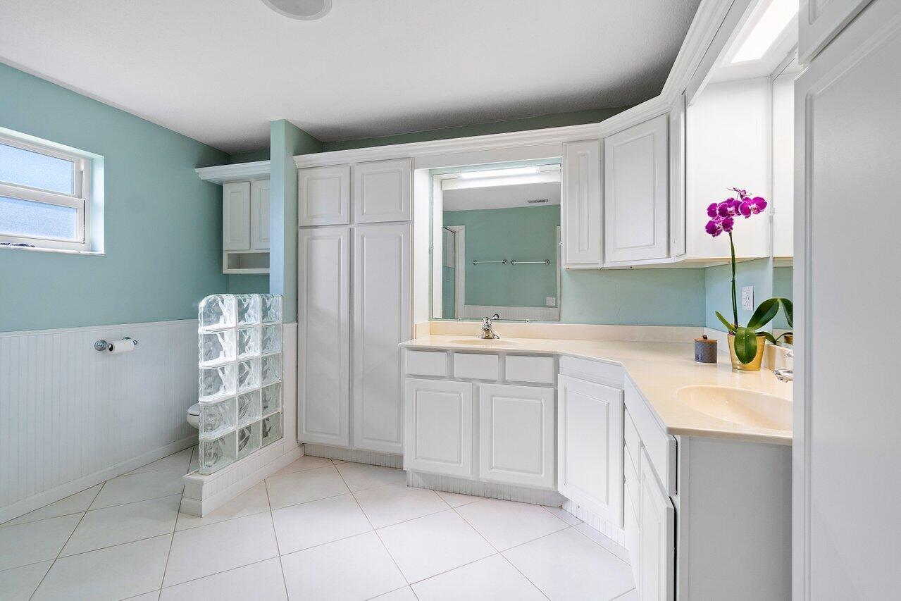 3255 Lakeview Boulevard