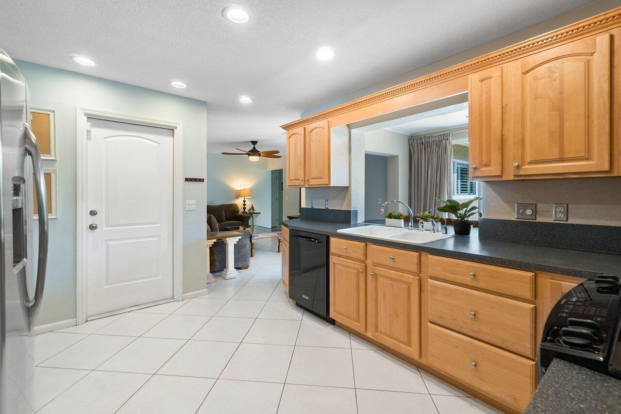 3255 Lakeview Boulevard