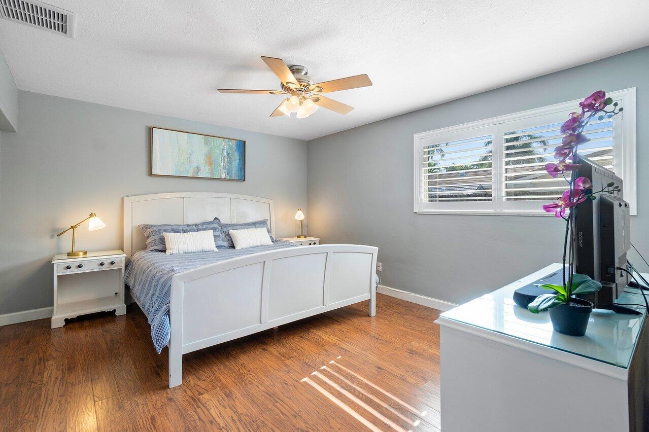 3255 Lakeview Boulevard